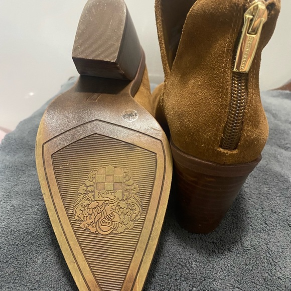 Slightly used Vince Camino ankle boots size 7.5 - Picture 2 of 3
